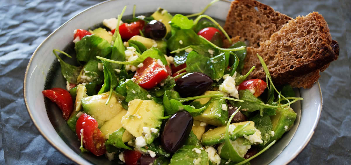 Vegetable salad with wheat bread.